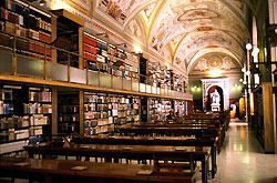 교황청 도서관은 내부 수리중